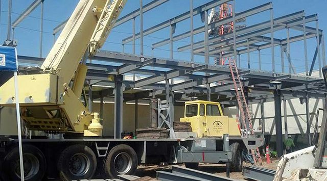 steel-erection-crane-lifting-truss-onto-building-in-southern-california