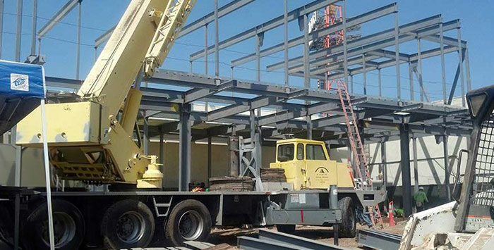 steel-erection-crane-lifting-truss-onto-building-in-southern-california